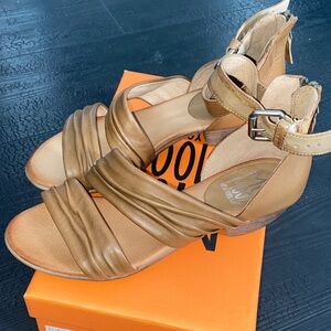 Miz Mooz Wheat Brown Leather Ankle Strap Buckle Sandals 39 US Women's 8.5 -9 New